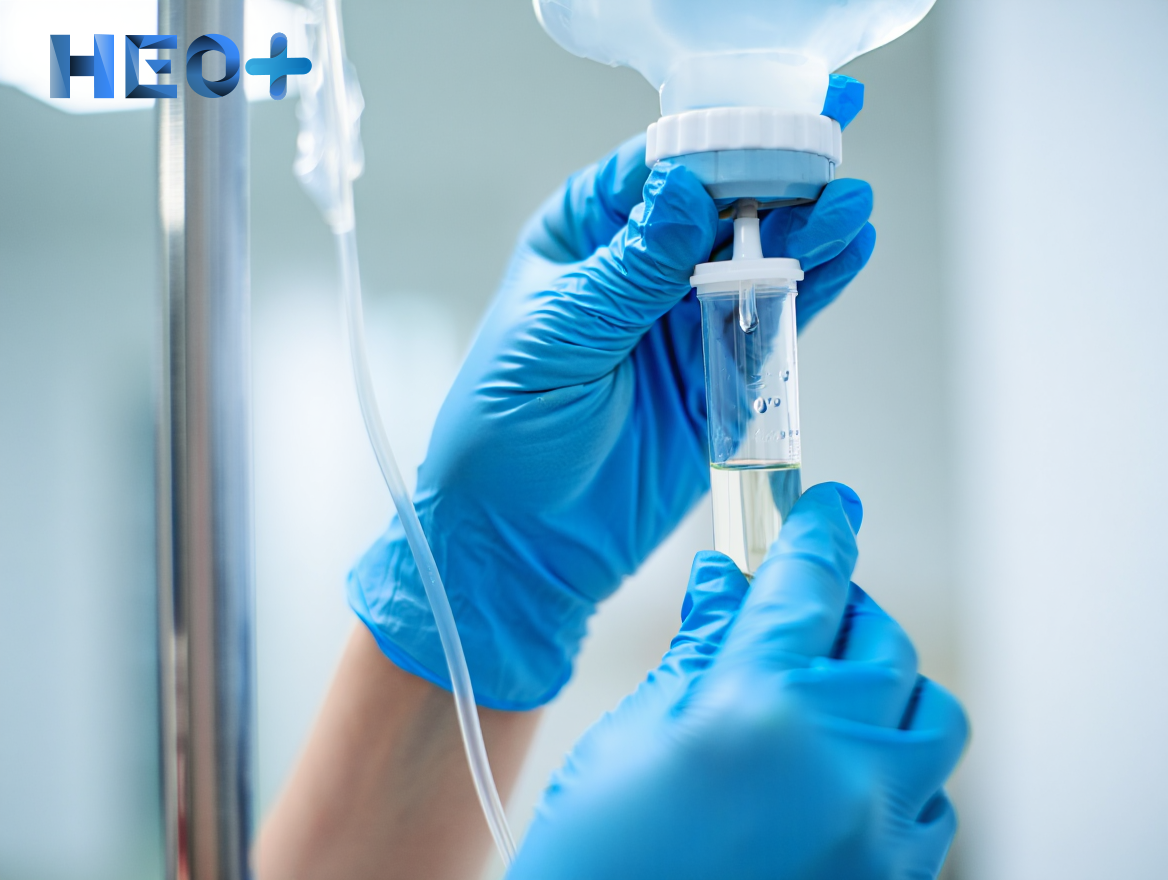 Медсестра устанавливает капельницу